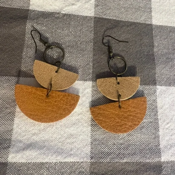 Like new retro women’s semi circle leather earrings - Picture 2 of 3